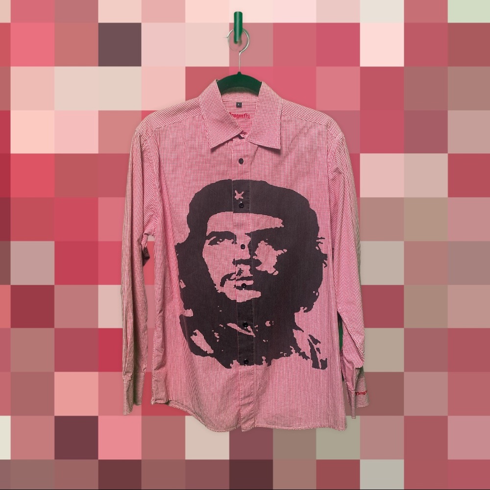 Very unique dress shirt with peculiar print in the front from the 80’s